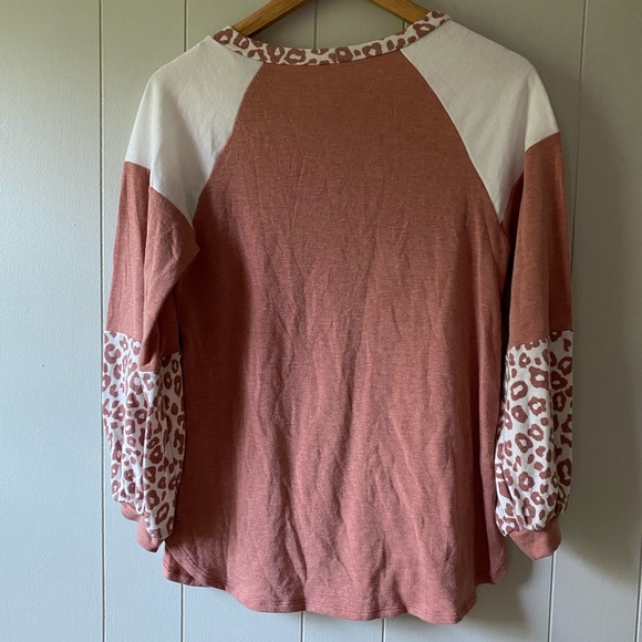 Emerald balloon sleeve animal print blouse. Size small - Picture 4 of 4